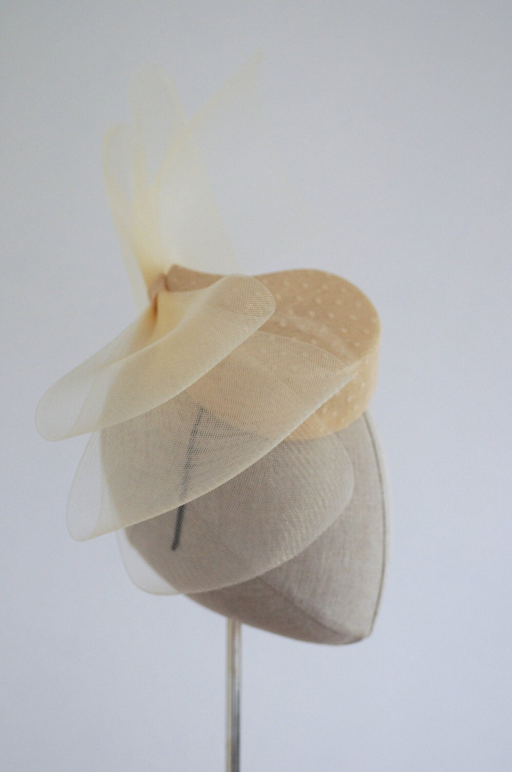 Cream Cocktail Hat Teardrop Fascinator Crin Bow Mini Hat